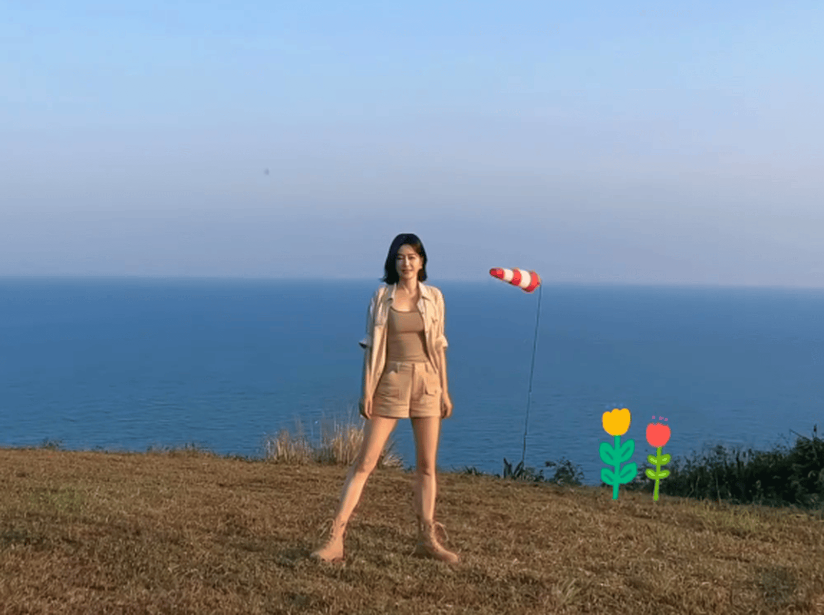 秦岚晒海边好意思照活力满满！穿超短裤飘逸腿肉体性感